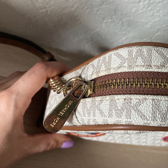 Micheal Kors Crossbody - Picture 3 of 6